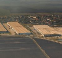 Prenájom A-Class logistickej haly s kanceláriami – 7 026 m², Galanta - Letecký pohľad na Sklady a haly v Galante s okolím obce.