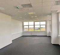 Prenájom A-Class logistickej haly s kanceláriami – 7 026 m², Galanta - Kancelárske priestory s kobercovou podlahou a veľkým oknom v budove skladov a hál.