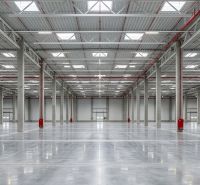 Prenájom A-Class logistickej haly s kanceláriami – 7 026 m², Galanta - Priestor Sklady a haly s oceľovými stĺpmi a hladkou podlahou.