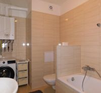 Moderný 2-izbový byt na prenájom-Hviezdoslavov–parkovanie,klimatizácia - Kúpeľňa v 2-izbovom byte s práčkou, vaňou a plynovým kotlom.