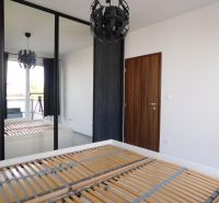 Moderný 2-izbový byt na prenájom-Hviezdoslavov–parkovanie,klimatizácia - Spálňa v 2-izbovom byte so vstavanou skriňou a posteľou bez matraca.
