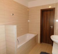 Moderný 2-izbový byt na prenájom-Hviezdoslavov–parkovanie,klimatizácia - Kúpeľňa s vaňou a hnedými obkladmi v 2-izbovom byte.