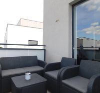 Moderný 2-izbový byt na prenájom-Hviezdoslavov–parkovanie,klimatizácia - Vonkajšie posedenie s ratanovým nábytkom na balkóne 2-izbového bytu v Hviezdoslavove na Hviezdnej.