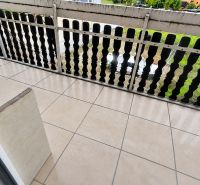 Na predaj: 3-izbový byt v meste Krásno nad Kysucou - Balkón s keramickou dlažbou a zábradlím, výhľad do záhrady v Krásne nad Kysucou.