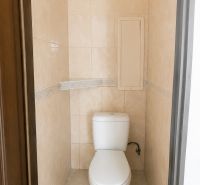 Na predaj: 3-izbový byt v meste Krásno nad Kysucou - Kúpeľňové priestory s WC, jednoduchý a čistý dizajn v 3-izbovom byte.