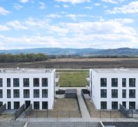 POSLEDNÝ VOĽNÝ 3i. BYT SO ZÁHRADOU+TEP. ČERPADLO, KLIMATIZÁCIA A ŽALÚZ - Moderné bytové domy v Slovenskom Grobe na Dúhovej ulici s výhľadom na prírodu.