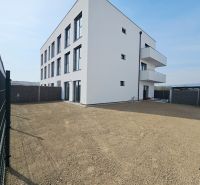 POSLEDNÝ VOĽNÝ 3i. BYT SO ZÁHRADOU+TEP. ČERPADLO, KLIMATIZÁCIA A ŽALÚZ - Exteriér bytového domu na Dúhovej v Slovenskom Grobe s priestranným dvorom.