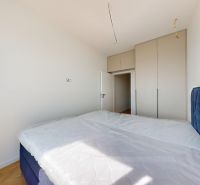 POSLEDNÝ VOĽNÝ 3i. BYT SO ZÁHRADOU+TEP. ČERPADLO, KLIMATIZÁCIA A ŽALÚZ - Spálňa s modrým čelom postele a vstavanou skriňou v 3-izbovom byte.