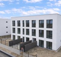 POSLEDNÝ VOĽNÝ 3i. BYT SO ZÁHRADOU+TEP. ČERPADLO, KLIMATIZÁCIA A ŽALÚZ - Novostavby 3-izbových bytov na Dúhovej ulici, Slovenský Grob, s predzáhradkami.