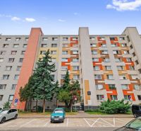 PREDAJ - Praktický 1i byt po rekonštrukcii, Toplianska - Bytový dom na Toplianskej ulici v Bratislave-Vrakuni so stromami a parkovaním v popredí.
