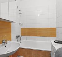 PREDAJ - Praktický 1i byt po rekonštrukcii, Toplianska - Kúpeľňa v 1-izbovom byte s vaňou a práčkou, s oranžovými obkladmi.
