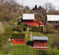 PREDAJ Rekreačná chata so záhradkou, Suchá Dolina, Košice-Sever - Chata na Kavečianskej ceste v Košiciach, mestská časť Sever, obklopená záhradou a stromami.