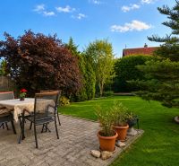 Priestranný rodinný dom s garážou v tichej uličke v Hamuliakove - Záhrada rodinného domu na Hrabovej v Hamuliakove s terasou a vonkajším posedením.