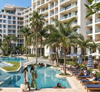 Predaj 2-izbového bytu, Zanzibar - Elegantný rezort s bazénom, palmami a relaxujúcimi hosťami.