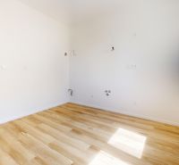 1-izbový byt 39.7m2, ul. Cukrovarská | Trenčianská Teplá - Prázdna miestnosť s podlahou s dreveným dekorom v 1-izbovom byte.