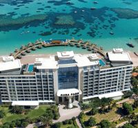 Predaj 4-izbového bytu, Zanzibar - Hotel v Paje s výhľadom na tyrkysové more a loďky pri pláži.