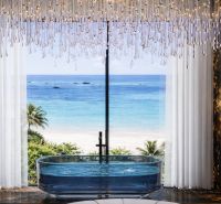 Predaj 5-izbového bytu, Zanzibar - Sklenená vaňa s výhľadom na pláž z 5 a viac izbového bytu.