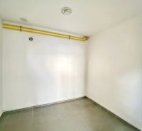 Obchodný priestor 75m2 | Zlatovská, Trenčín - Prázdna miestnosť s dlažbou, potrubím, na ulici Zlatovská vhodná pre obchodné priestory.