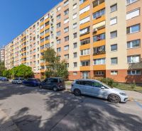 BA/PETRŽALKA-Prenájom kompletne zariadeného a prerobeného 4i bytu - Bytový dom na Švabinského ulici v Bratislave – Petržalke, parkovanie áut pred budovou.