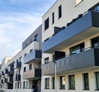 3-izb. byt na prenájom, Rovinka – novostavba, klimatizácia, parkovanie - Bytový komplex na Broskyňovej ulici v Rovinke so štýlovými balkónmi a fasádou.