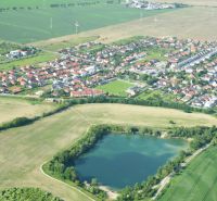3-izb. byt na prenájom, Rovinka – novostavba, klimatizácia, parkovanie - Letecký pohľad na Rovinku a okolitú krajinu s jazerom a domami.