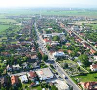 3-izb. byt na prenájom, Rovinka – novostavba, klimatizácia, parkovanie - Letecký pohľad na zástavbu v Rovinke na Broskyňovej ulici a okolitú krajinu.