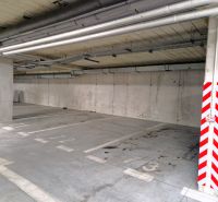 3-izb. byt na prenájom, Rovinka – novostavba, klimatizácia, parkovanie - Podzemná garáž v 2-izbovom byte, prázdne parkovacie miesta, betónové stĺpy, priestor pre vozidlá.