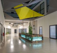Novostavba 2-izbový byt v bytovom dome Diamant Vajnory - Chodba s rastlinami a geometrickými závesmi v 2-izbovom byte.