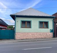 MEŠTIANSKY RODINNÝ DOM SO ZÁHRADOU LEN PÁR MINÚT OD CENTRA RUŽOMBERKA - Rodinný dom v Ružomberku na Kalvárskej ceste s dvomi oknami a plechovou strechou.