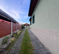 MEŠTIANSKY RODINNÝ DOM SO ZÁHRADOU LEN PÁR MINÚT OD CENTRA RUŽOMBERKA - Rodinný dom na Kalvárskej ceste v Ružomberku s dláždeným chodníkom a dreveným plotom.