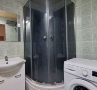 AstonReal: predaj 2-izbovy byt 57m2 + loggia, Kežmarok - K. Kuzmányho - Kúpeľňa s práčkou a sprchovým kútom v 2-izbovom byte, zelené obklady a zrkadlo.