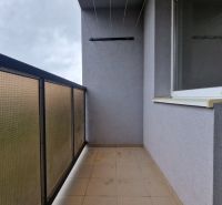 AstonReal: predaj 2-izbovy byt 57m2 + loggia, Kežmarok - K. Kuzmányho - Balkón 2-izbového bytu s kachličkovou podlahou a zábradlím v dekore Karola Kuzmányho, Kežmarok.