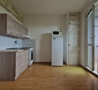 AstonReal: predaj 2-izbovy byt 57m2 + loggia, Kežmarok - K. Kuzmányho - Kuchyňa s linkou a spotrebičmi, podlaha s dreveným dekorom, radiátor, balkón, 2-izbový byt.