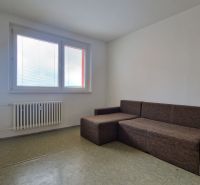 AstonReal: predaj 2-izbovy byt 57m2 + loggia, Kežmarok - K. Kuzmányho - Obývacia izba v 2-izbovom byte s veľkým oknom a pohodlnou sedačkou.