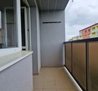 AstonReal: predaj 2-izbovy byt 57m2 + loggia, Kežmarok - K. Kuzmányho - Balkón v 2-izbovom byte na ulici Karola Kuzmányho v Kežmarku s výhľadom na susedné bytovky.