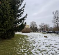 Na predaj rovinatý pozemok pre parkovisko 778m2 -  Zvolen-Západ P098ZL - Zasnežené pozemky - komerčné v Zvolene s výhľadom na parkovisko na Novozámockej.