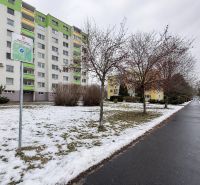 Na predaj rovinatý pozemok pre parkovisko 778m2 -  Zvolen-Západ P098ZL - Zasnežená ulica Novozámocká v Zvolene s komerčnými pozemkami a bytovými domami.