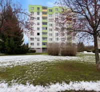 Na predaj rovinatý pozemok pre parkovisko 778m2 -  Zvolen-Západ P098ZL - Panelák obklopený zeleňou a zasneženým trávnikom na Novozámockej ulici v Zvolene.
