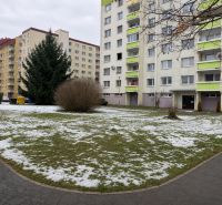 Na predaj rovinatý pozemok pre parkovisko 778m2 -  Zvolen-Západ P098ZL - Panelové domy obklopené zvyškami snehu na Novozámockej ulici, Zvolen, Banskobystrický kraj, Slovensko.