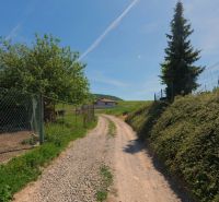 Iba 10km od Žiliny - STAVEBNÝ POZEMOK - Lietavská Svinná - Vidiecka cesta v Lietavskej Svinnej-Babkove vedie k domu, ideálna na pozemky - bývanie.