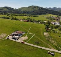 Iba 10km od Žiliny - STAVEBNÝ POZEMOK - Lietavská Svinná - Pozemky na bývanie v Lietavskej Svinnej-Babkove uprostred zelenej krajiny s dedinou v pozadí.