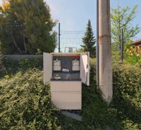 Iba 10km od Žiliny - STAVEBNÝ POZEMOK - Lietavská Svinná - Otvorená elektrická skriňa medzi zeleňou v Lietavskej Svinnej-Babkove pre pozemky - bývanie.