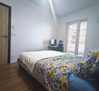 | Srdce Mesta | 2 Izb. byt | ORBIS |  70 m2 - Spálňa v 2-izbovom byte s posteľou, podlahou s dreveným dekorom a pracovným stolom.