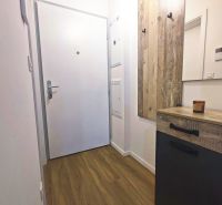 | Srdce Mesta | 2 Izb. byt | ORBIS |  70 m2 - Vstupná chodba v 2-izbovom byte s podlahou s dreveným dekorom a vešiakovou stenou.