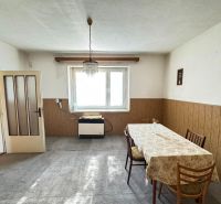Exkluzívne! Predám 3 izbový rodinný dom v Komjaticiach - Jedáleň v rodinnom dome s dreveným obložením a kobercom.