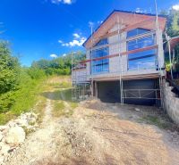 Na predaj štýlová novostavba nízkoenergetického rodinného domu - Badín - Rodinný dom v rekonštrukcii s lešením, obklopený prírodou v Badíne, okres Banská Bystrica, Slovensko.