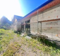 Na predaj štýlová novostavba nízkoenergetického rodinného domu - Badín - Výstavba rodinného domu v Badíne, okres Banská Bystrica, so zeleným okolím a lešením.