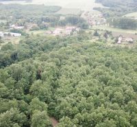 Na predaj 13,8 ha agropôdy v Trebušovciach – 11,5 ha ucelený pozemok  - Letecký pohľad na poľnohospodárske a lesné pozemky pri Trebušovciach obklopené zeleňou a vidieckymi oblasťami.
