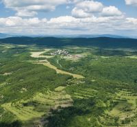 Madačka – 190 683 m2 LESY a POĽNOHOSPODÁRSKA pôda  - Letecký pohľad na poľnohospodárske a lesné pozemky v Ábelovej obklopené lesmi a lúkami.