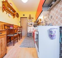 Bývanie alebo podnikanie priamo pod HRADOM? - Kuchyňa v rodinnom dome s dreveným dekorom, vintage obkladmi a rustikálnym nábytkom.